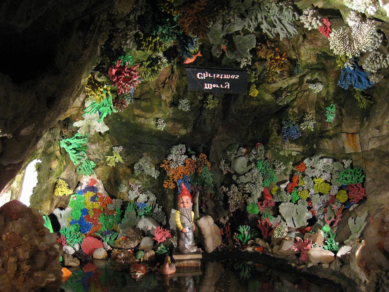 Vacation 2007-12 - Rock City 0289.jpg - Rock City outside of Chattanooga Tennessee has been a tourist attraction since 1932. I remembered seeing barn roofs painted with "See Rock City" and wanted to pay a visit to its home on Lookout Mountain. Christmas Vacation 2007-08.